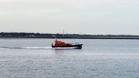serenidad marítima: portátil después de la toma de dpc tolka dejando el puerto de dublin por la noche