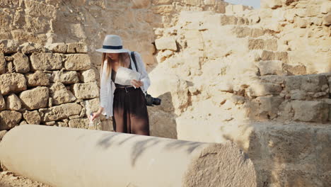 una mujer explorando antiguas ruinas.