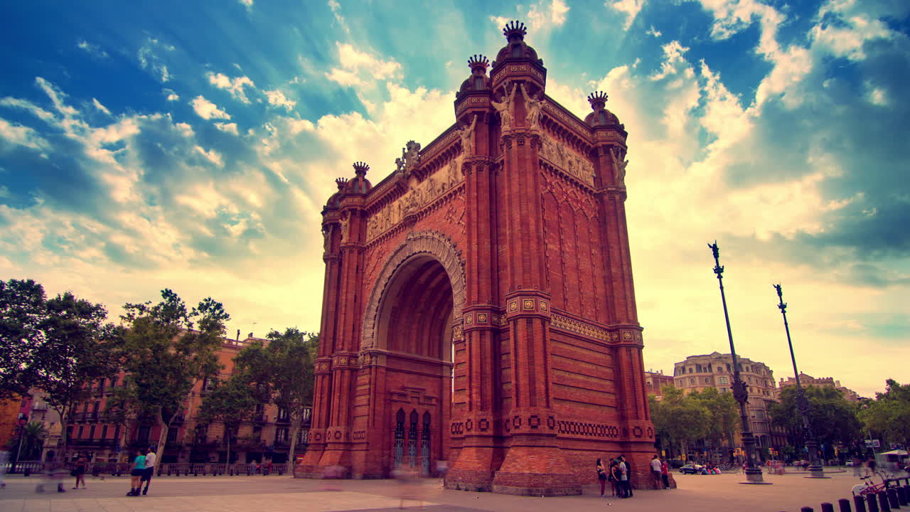 Arco de triunfo. Cielo nublado sobre el arco de triunfo de Barcelona. Monumentos de Barcelona