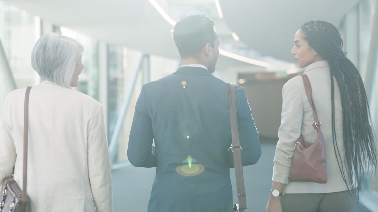 돌아,  ⁇ 고 사업가들이 일하고 있습니다.