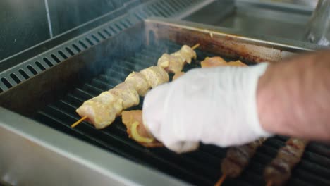 Der-Koch-Legt-Mehr-Fleisch-Auf-Den-Grill