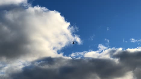 Vuelo-Del-Avión-En-Un-Día-Nublado