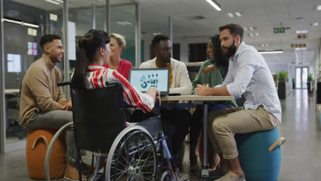 hombres y mujeres felices, colegas de negocios y mujeres de negocios discapacitadas hablando en la oficina.