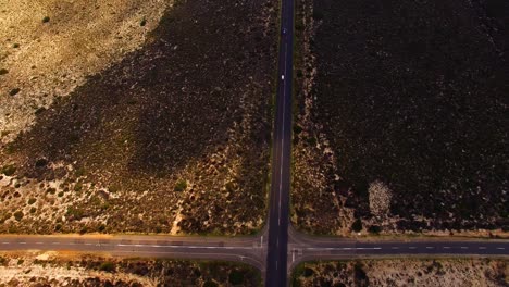 vista aérea de un camino de tierra que se serpentea alrededor de un campo rural