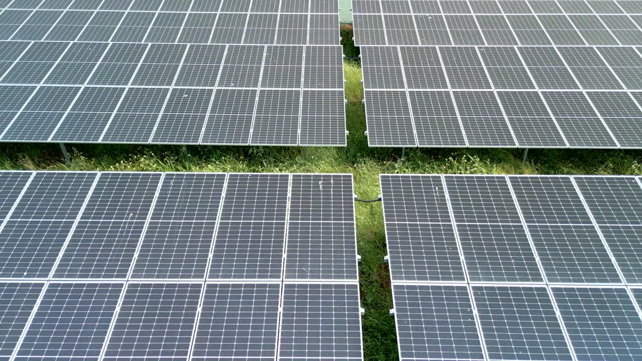 много солнечных панелей, в большой энергетической ферме, фотоэлектрическая, симметричная замедленная съемка