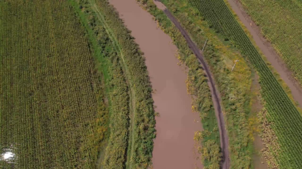 Campi coltivati vicino a un canale con molta acqua a Salamanca.