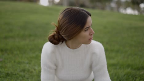 mujer sentada en un parque