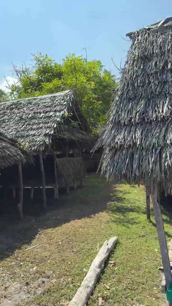 Capanne tradizionali con tetto di paglia su una spiaggia tropicale