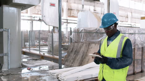 un homme dans une usine de marbre