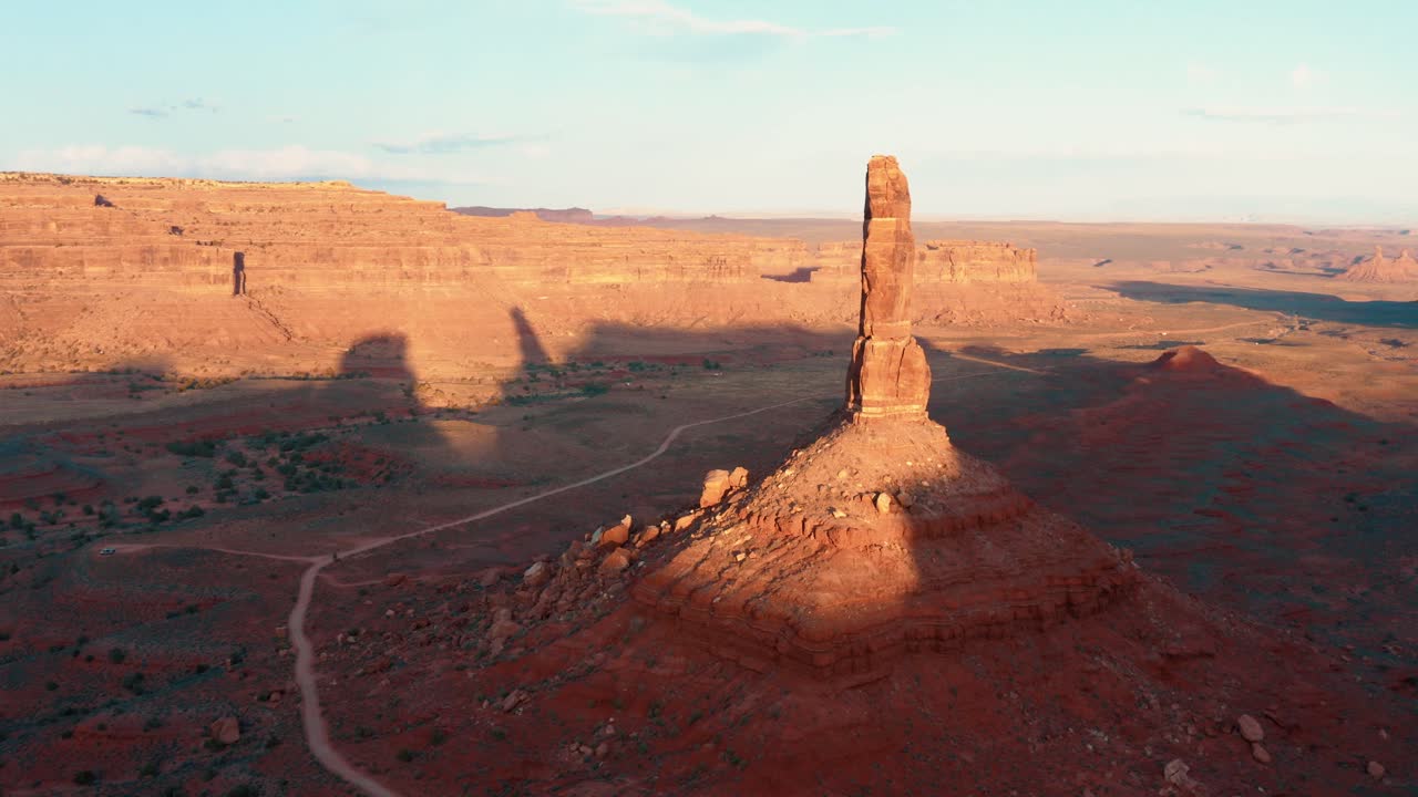 vista aérea de drones del valle de los dioses, utah al atardecer en orejas de oso monumento nacional