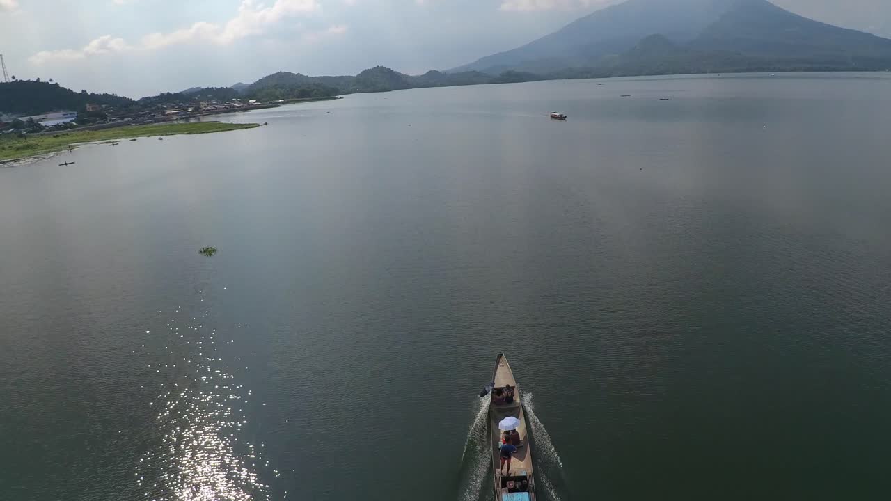 호수 buhi camarines sur philippines에서 움직이는 단일 모터 낚시 보트의 조감도