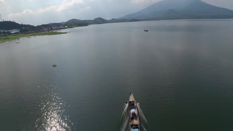 Vista-Aérea-Del-Barco-De-Pesca-De-Un-Solo-Motor-En-Movimiento-En-El-Lago-Buhi-Camarines-Sur-Filipinas