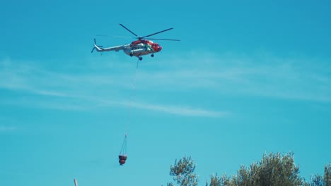 helicóptero en vuelo para apagar incendio forestal