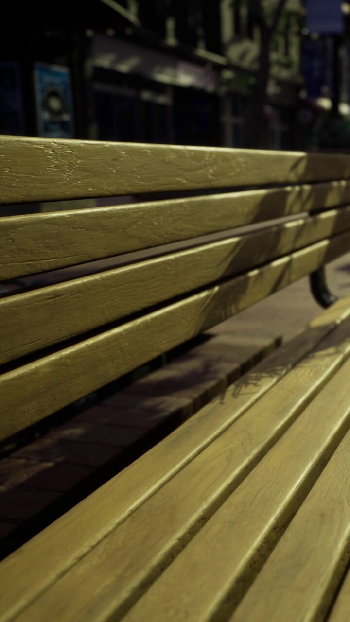 Panchina del parco fotografata di notte in una tranquilla area urbana con luce soffusa.