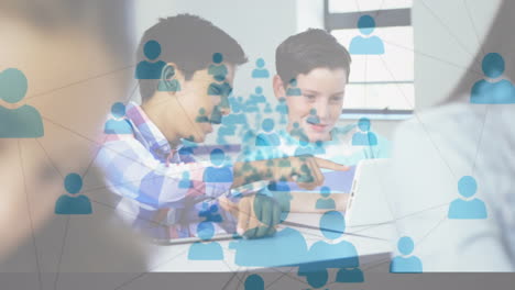 animación de la red de conexiones con las personas iconos sobre los niños de la escuela