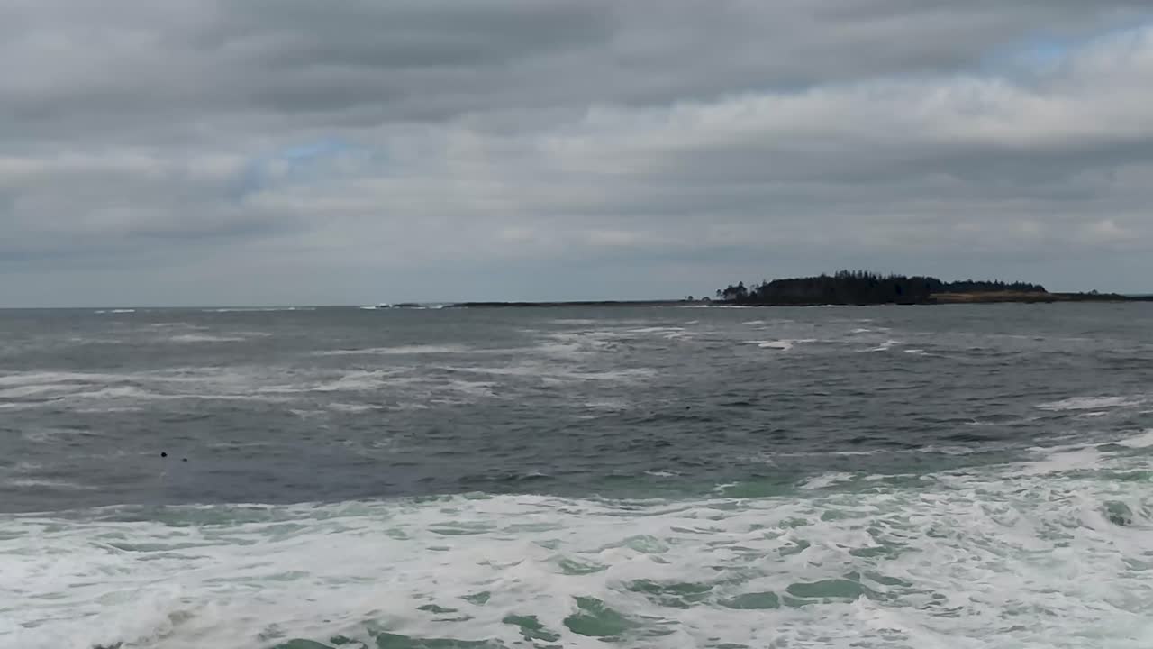 나 케이프 엘리자베스에 있는 투 라이트 주립 공원에서 서핑 경고가 발생했습니다.