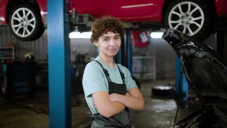trabajador en un taller de reparación