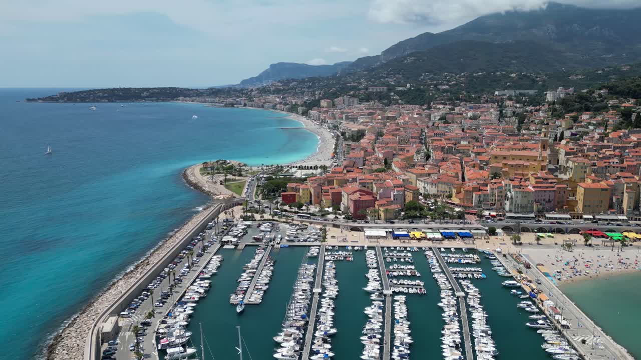 Porto turistico e baia del Soleil nella città costiera di Mentone, nel sud della Francia, ripresa aerea