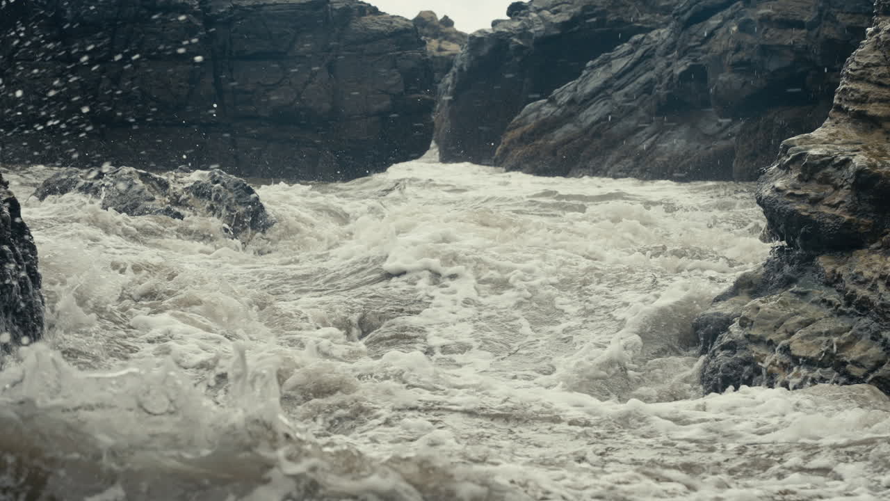 바위 해안에 부서지는 파도