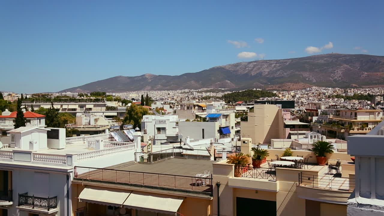 amplia toma de establecimiento y panorámica de atenas, grecia para revelar la acrópolis y el partenón