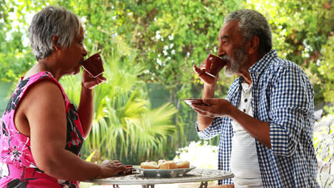 Pareja-Mayor-Tomando-Café-En-Casa