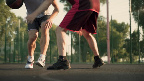 Zwei-Männliche-Basketballspieler-Dribbeln-Auf-Dem-Basketballplatz-Im-Freien