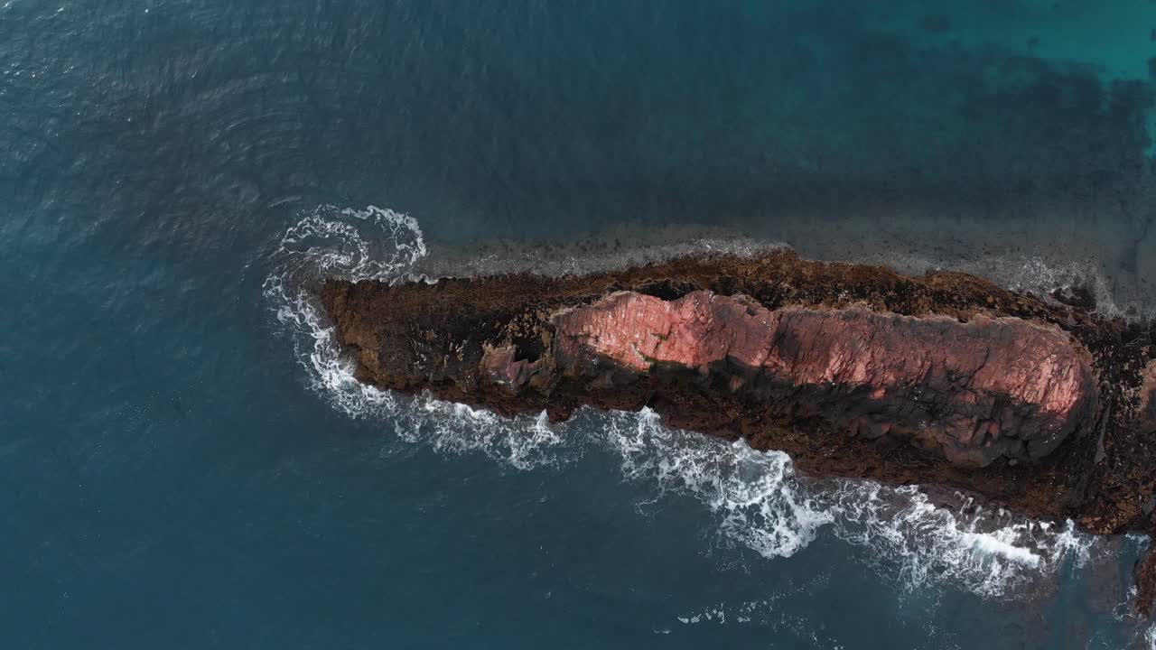 vista pintoresca del promontorio rodeado por el mar