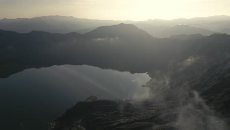 金色日出,基洛托阿火山口湖上空,靜止的水反射,厄瓜多爾,無人機飛往安第斯火山,南美洲熱門的徒步目的地