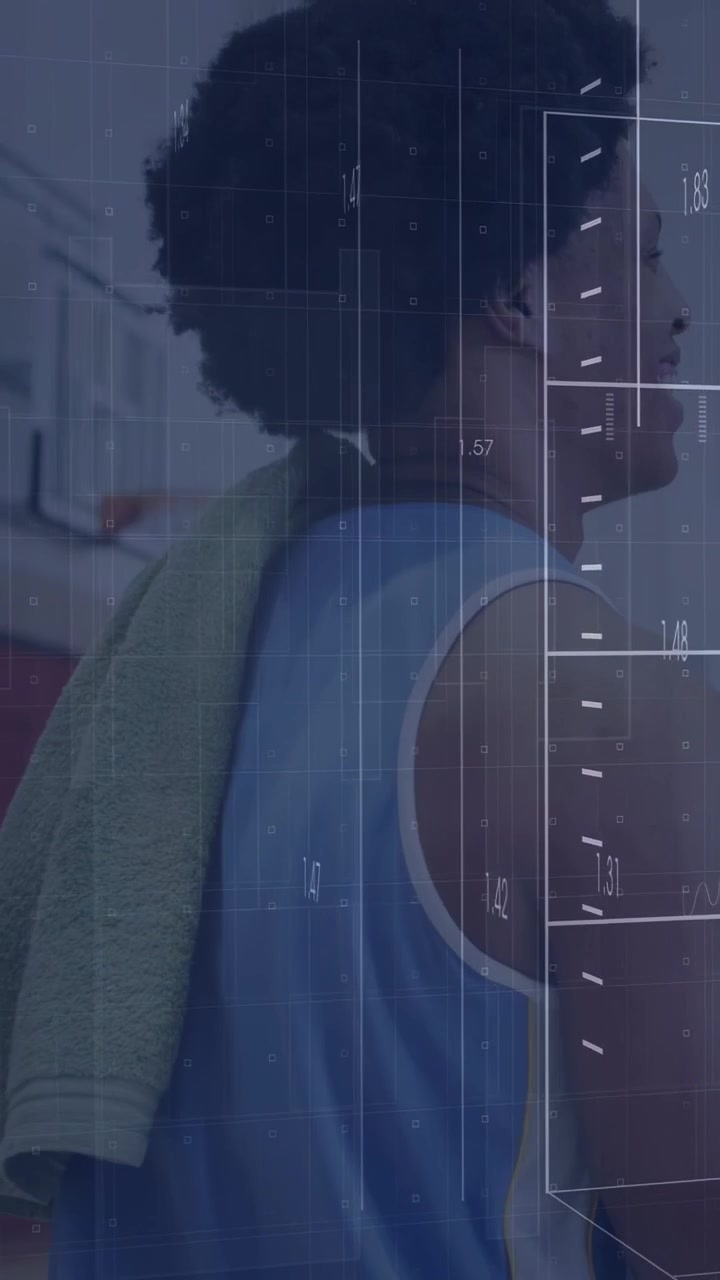Video verticale: Uomo vicino a un muro rosso, HUD che sale, si gira verso lo specchio, mostrando un collega per l'analisi sportiva.
