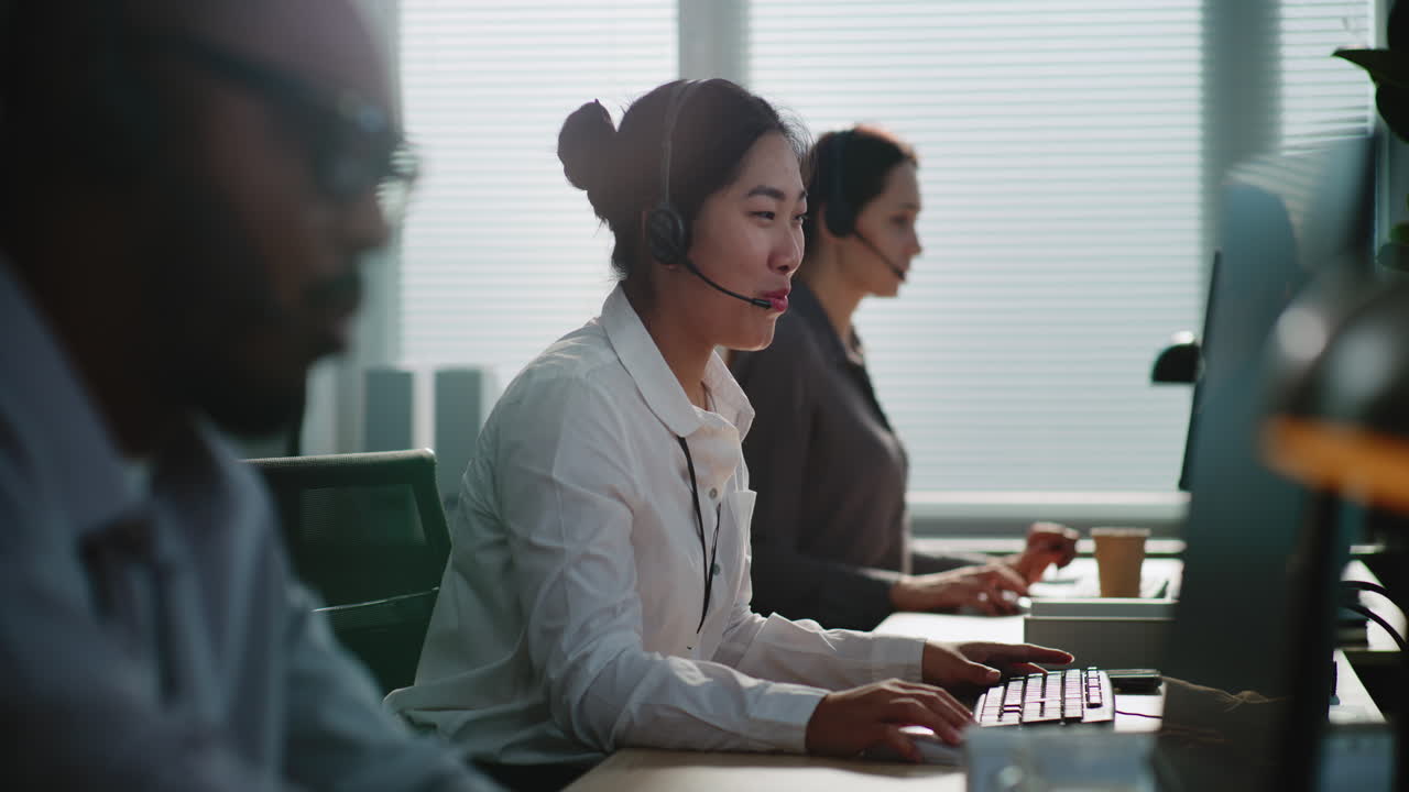 현대적인 사무실에서 일하는 고객 서비스 에이전트