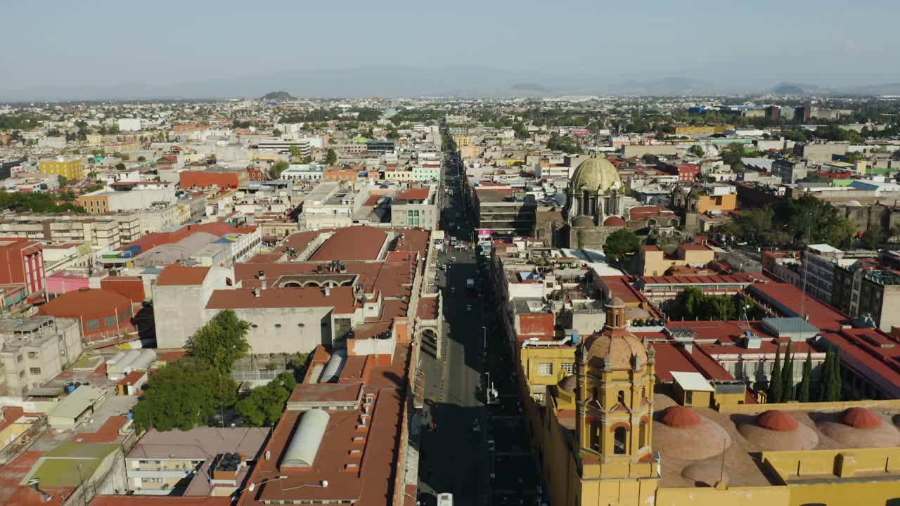 colorida calle de la ciudad en américa latina