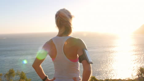 Junge-Frau-Bewundert-Nach-Dem-Joggen-Die-Aussicht-Auf-Die-Küste