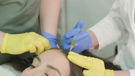 tratamiento con plasma del cuero cabelludo. procedimiento de mesoterapia capilar en la clínica de cosmetología moderna