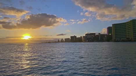 Puesta-De-Sol-En-El-Océano-Con-Vistas-Al-Paisaje-De-Waikiki-En-Oahu-Durante-La-Hora-Dorada