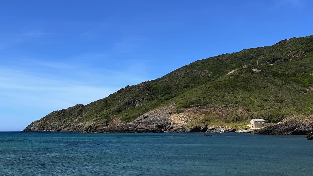 프랑스 의 코르시카 섬 의 바위 에 세워진 바 ⁇ 가 에 고립 된 작은 집