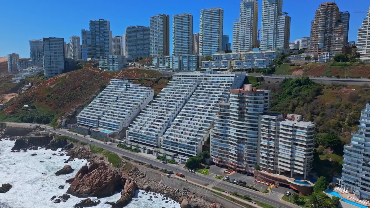 Vista aérea mostrando um condomínio na encosta em Concón, Chile, em um dia ensolarado