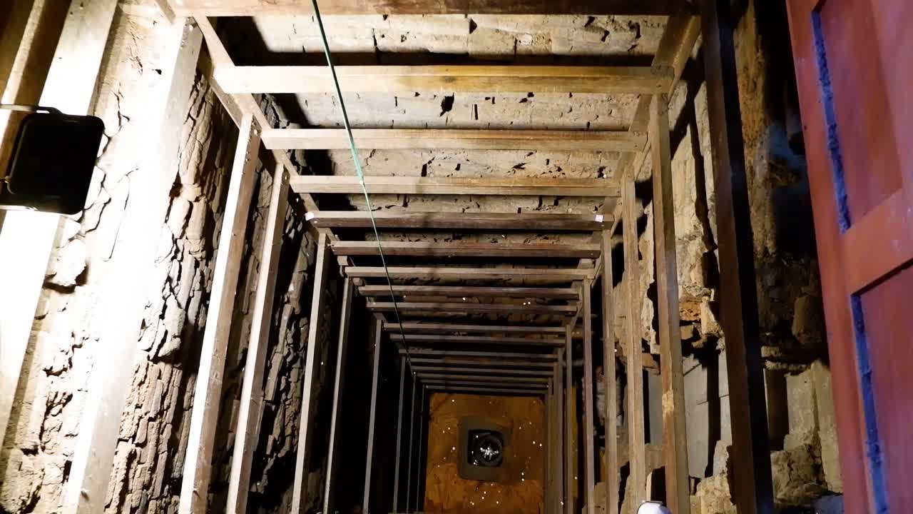 동전 을 깊은 우물 에 던지는 것