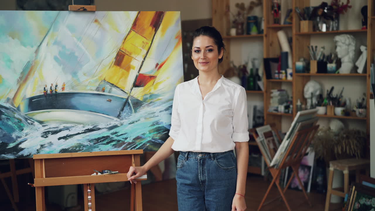 Artista donna in uno studio d'arte