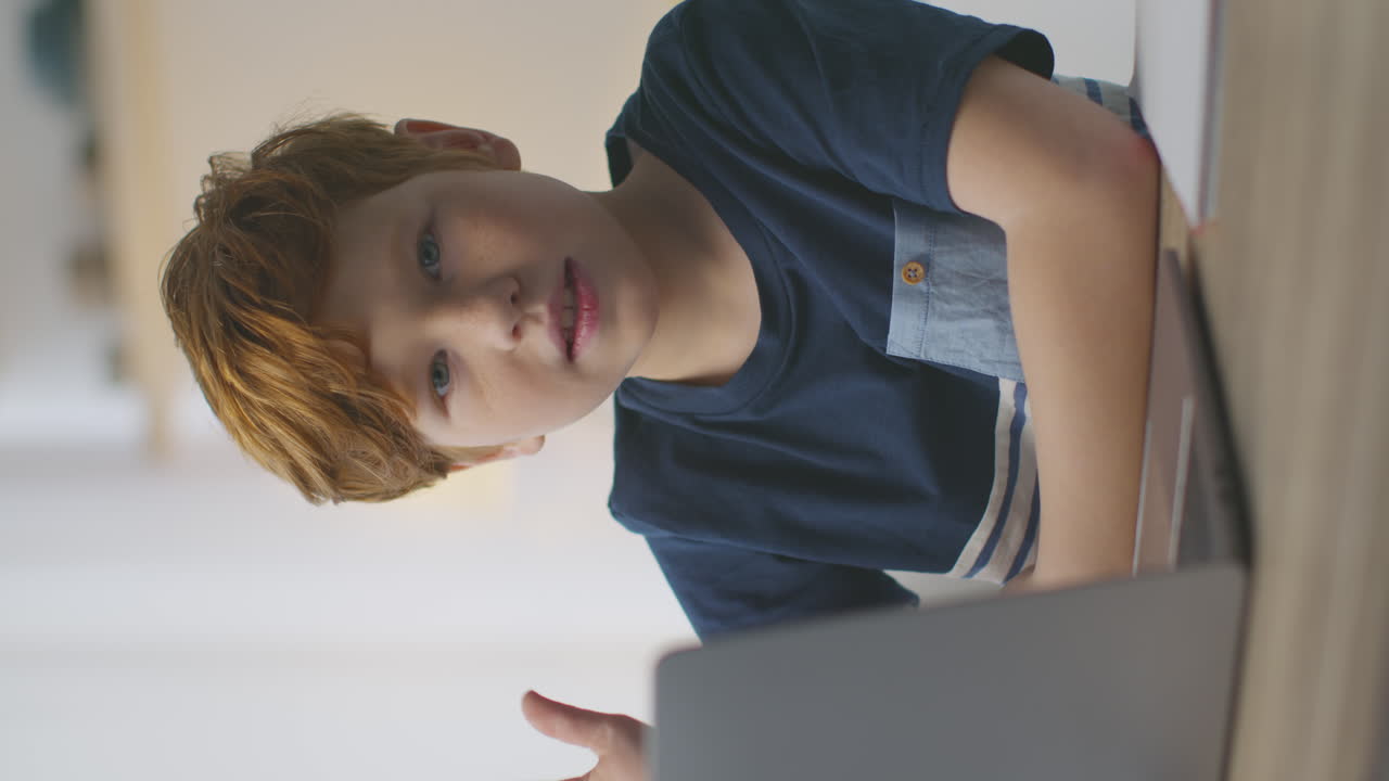 Ragazzo che fa i compiti su un laptop