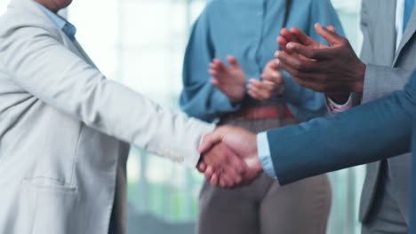 apretón de manos, aplausos y gente de negocios celebra