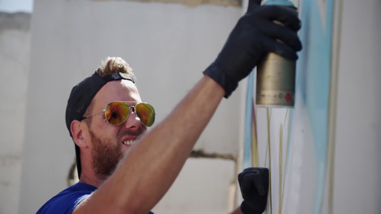 artista de graffiti pintando con spray de aerosol 4k