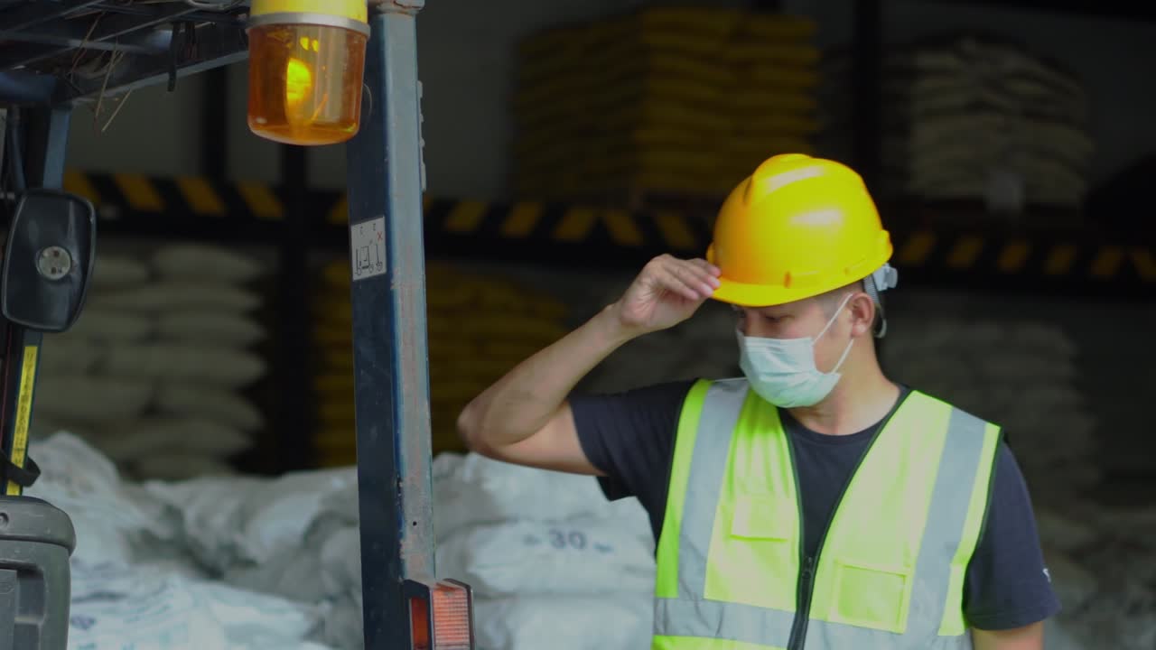 노동자 아시아는 공장에서 포크리프트를 운전합니다.