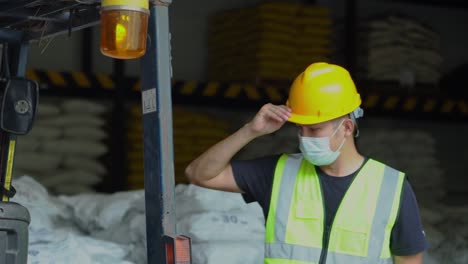 una trabajadora asia conduce una carretilla elevadora en la fábrica.