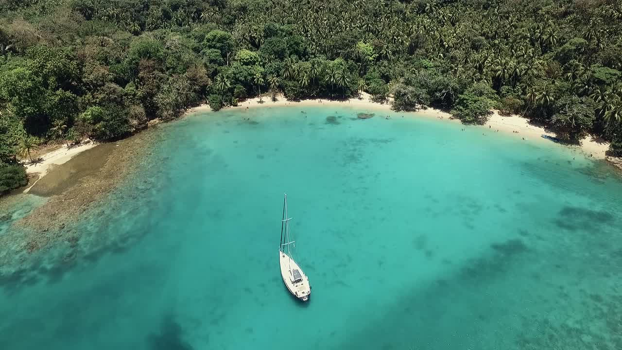 imágenes de drones de un velero en una de las islas de panamá "playa blanca" ubicada en la provincia de colón