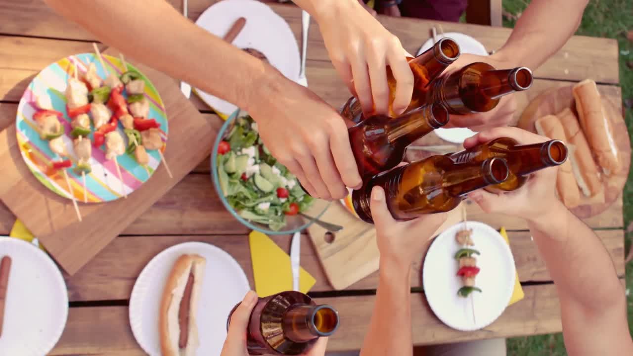 grupo de amigos animando en el parque