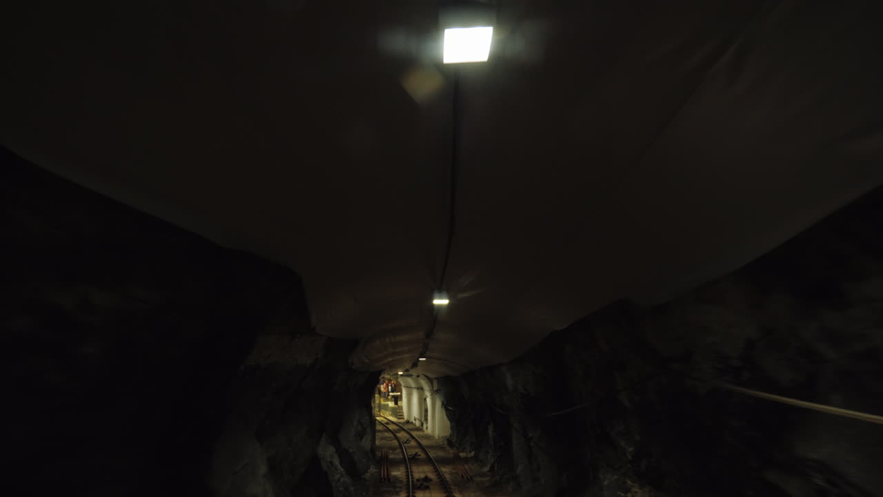 차가 올라가는 지하를 통과하는 푸니쿨라 터널의 전망