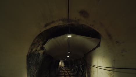 una vista del túnel funicular que pasa bajo tierra el coche sube