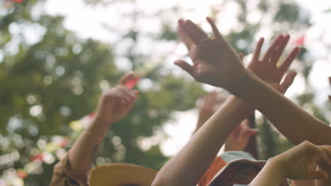 amigos en un festival de música al aire libre