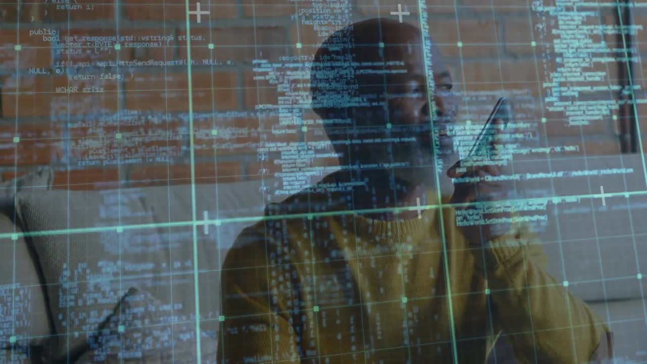 animación del procesamiento de datos sobre un hombre afroamericano que usa un teléfono inteligente