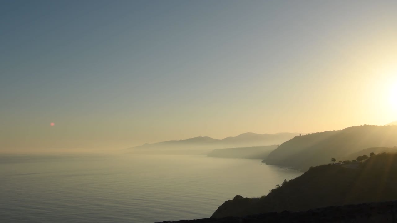 산 의 열대 해변에서 안개와 함께 해가 지는 여름, 마로, 스페인